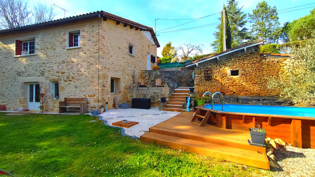Maison en pierre avec terrasses, jardin arboré et piscine hors-sol