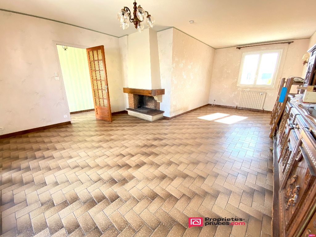 Maison 70 m2 + 80m2 de sous sol, 2 chambres. 53200 Château Gontier Prix: 125 990 euros FAI