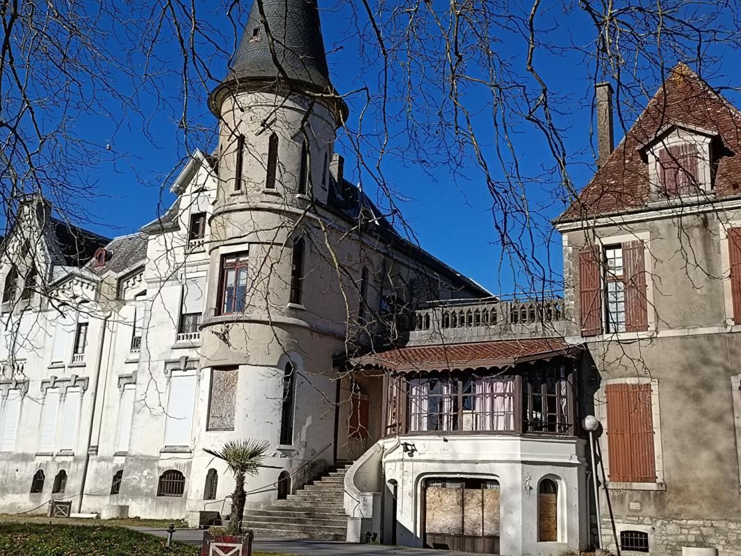 SALIES-DE-BEARN château et hôtel ancien + rotonde 50 pièces, 1 ha 1
