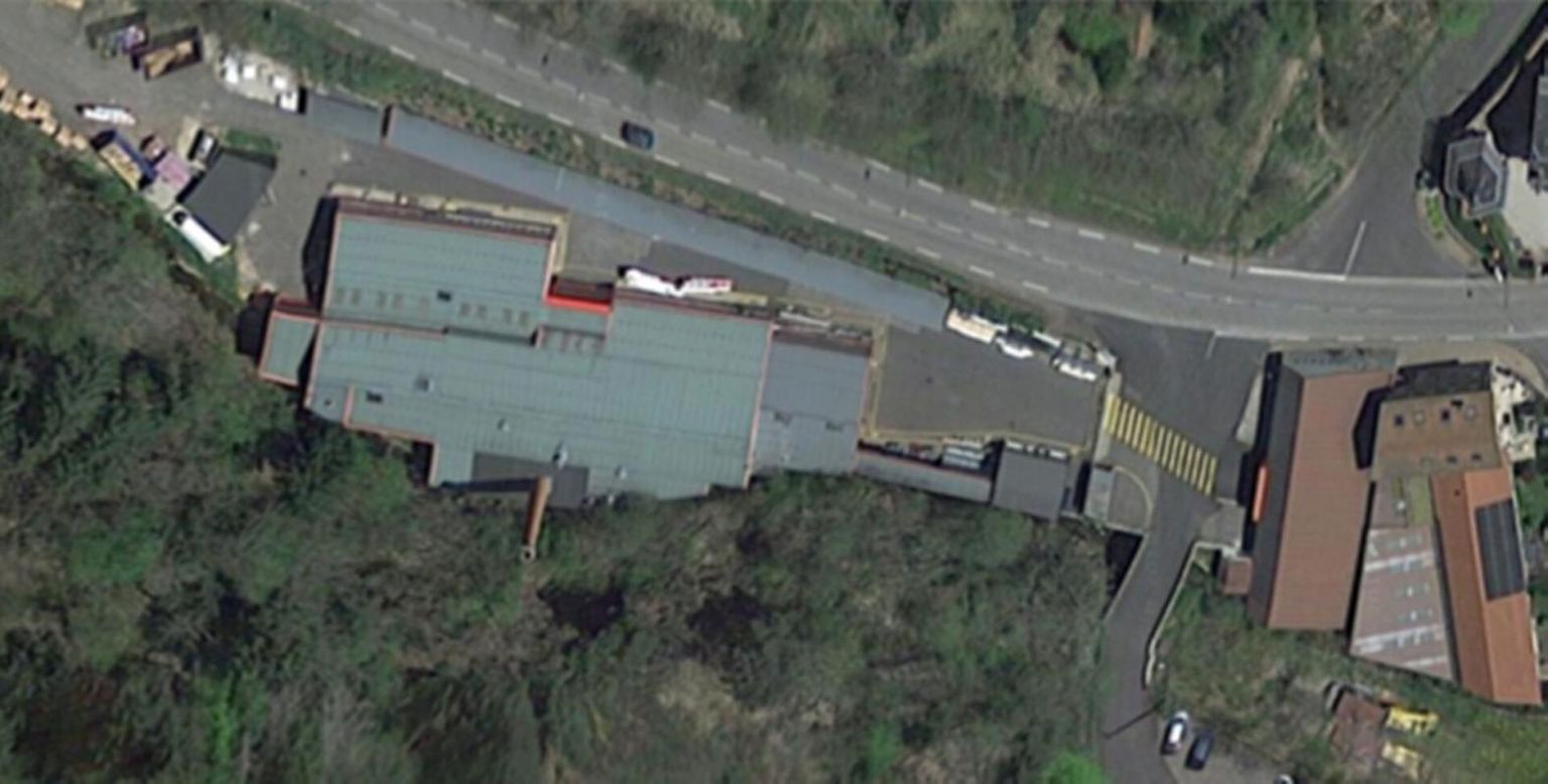 Dunières  43220 1100m² de  locaux d'activité comprenant des bureaux, un bâtiment industriel et des locaux à usage de stockage