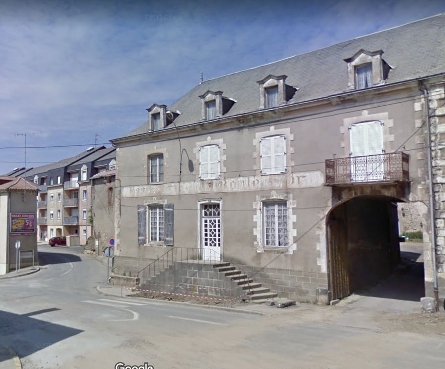 VIHIERS Ancien hôtel à rénover dans le centre de Vihiers- 350127 1