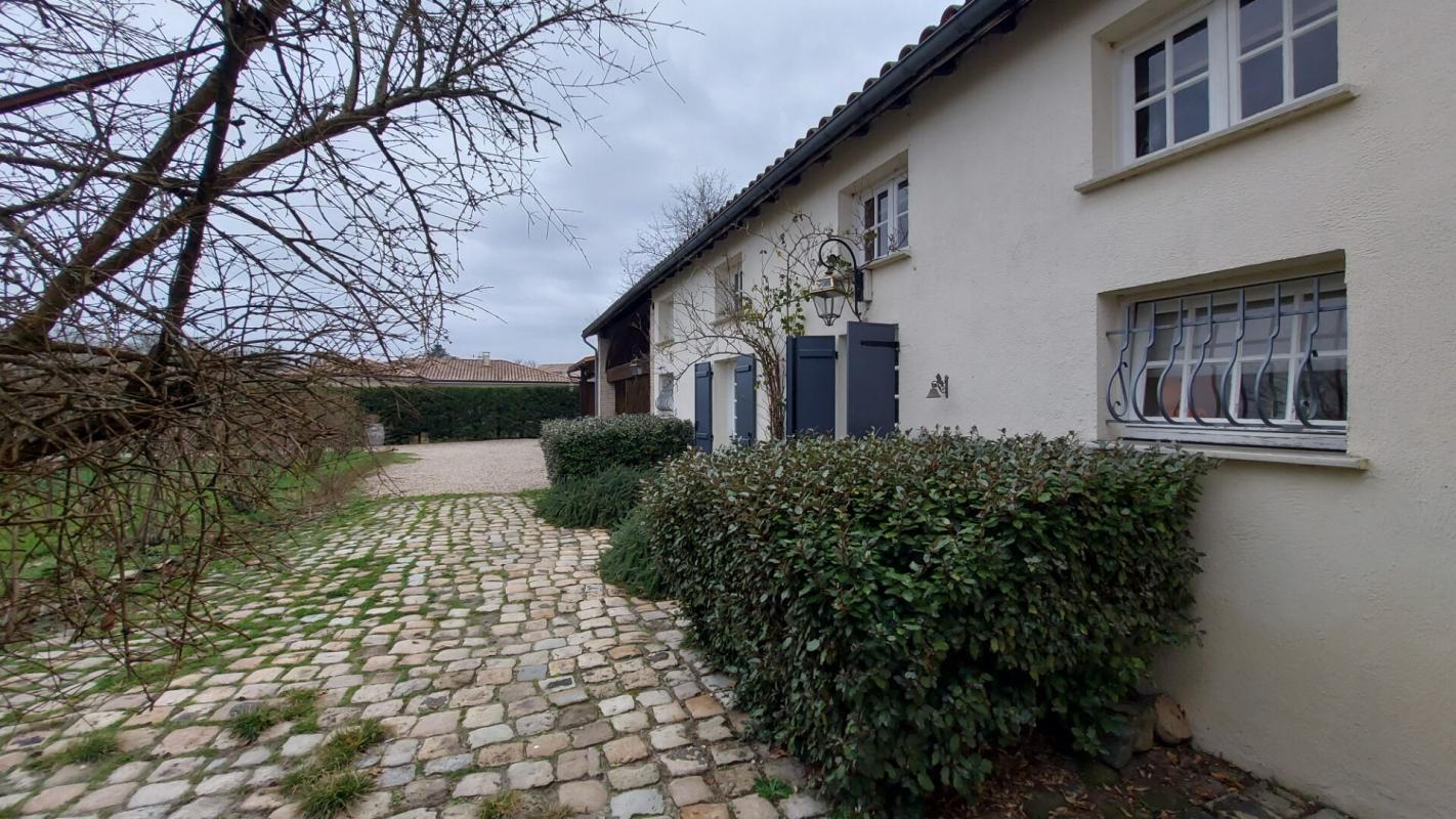 ARSAC propriété de charme composée d'une belle longère en pierre ,gites, dépendances sur 2600m2 de terrain paysagé avec piscine à  km de Bordeaux au calme 4