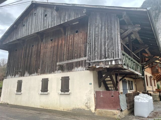 BONNEVAUX Bonnevaux : Maison de village à restaurer sur 2 niveaux 180 m2 3
