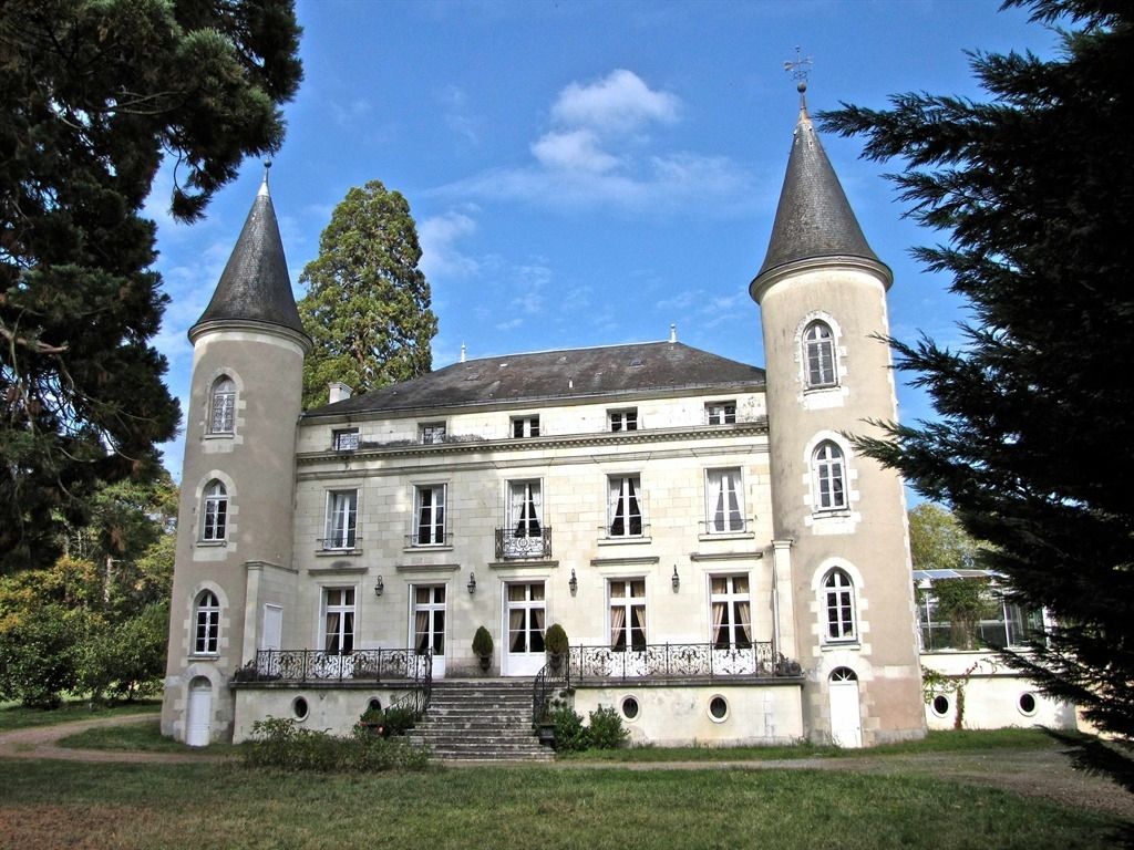 TOURNON-SAINT-PIERRE Château XVIII sur 4 Ha 50  de parc clos 1