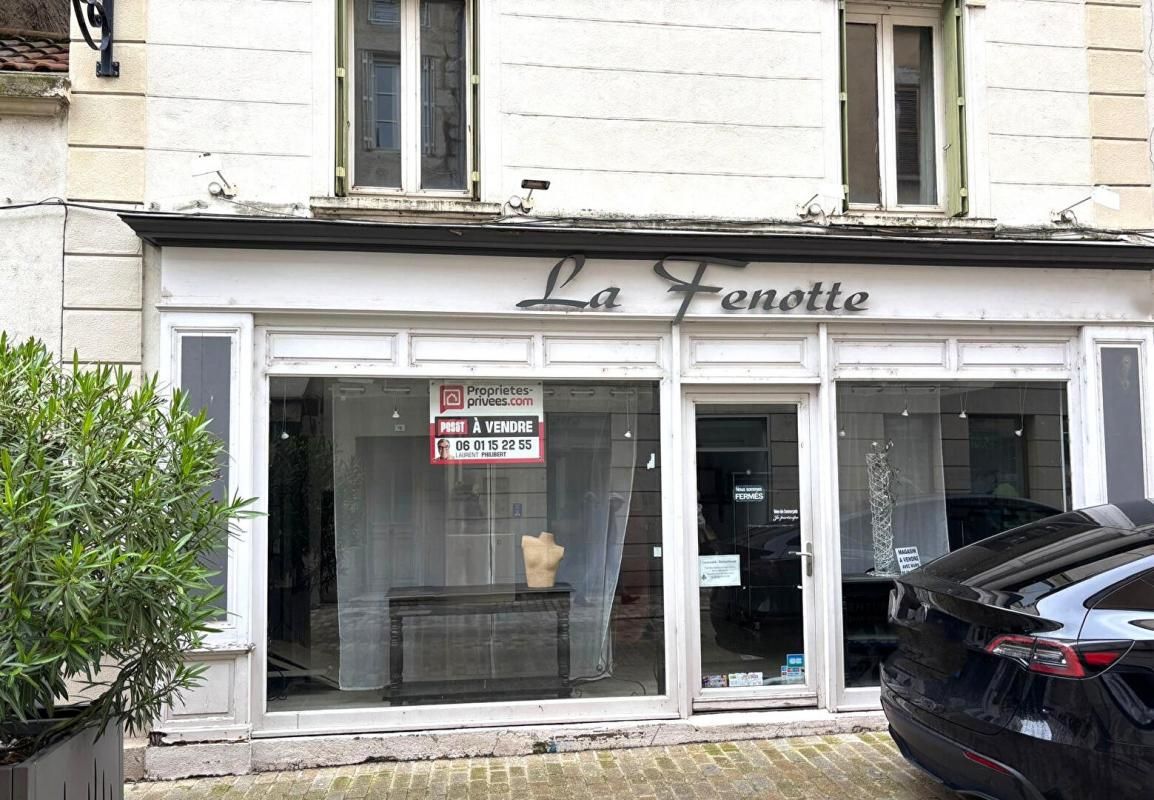 MONTBRISON 42600 emplacement idéal centre ville. Immeuble élevé sur caves.  114 m2