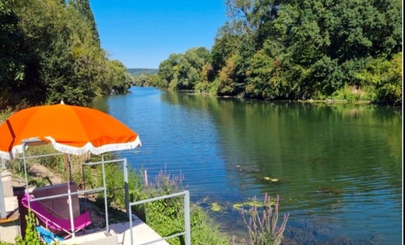 Tosny  - Agréable villa de 124 m2 sur les hauteurs des bords de Seine avec vue dégagée - Bord de Seine et ponton privatif - Sans travaux - 3 chambres - Environnement calme - Terrain 947 m2 - Prix : 383.000 Euros