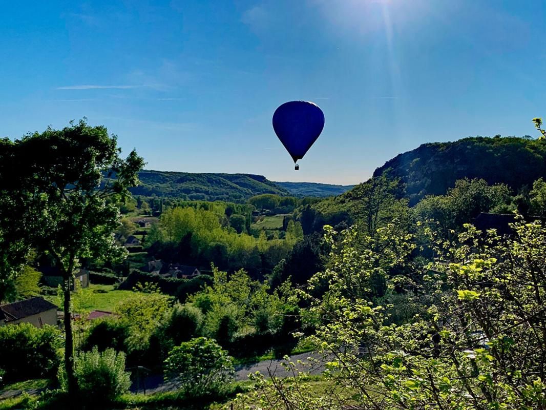 SARLAT-LA-CANEDA Vallée Dordogne: Sur une hauteur avec jolie vue! Maison de caractère avec grange et 2  terrasses. Grande cave. Terrain boisé 3000 m2 2