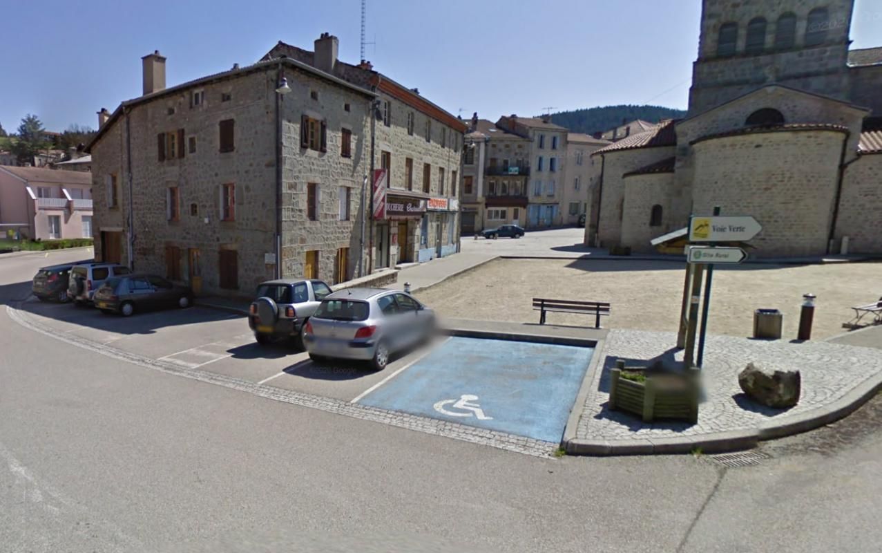 43220 Riotord Immeuble d'environ 250 m²  sur 3 niveaux plus cave en sous-sol et grenier