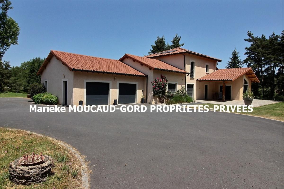 Jullianges 43500 villa 195 m² 5 chambres 3 garages sur 9700m² terrain, 5 chambres