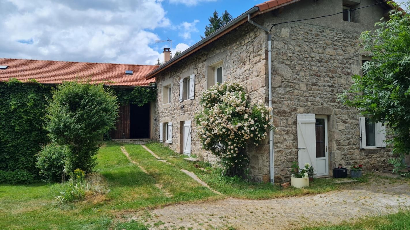 Saint Genest Malifaux 42660 Secteur la République corps de ferme rénové en 2000, 164m² habitables 4 chambres + combles aménageables, grandes dépendances  d'une surface totale de 400m² sur 3400m² de terrain