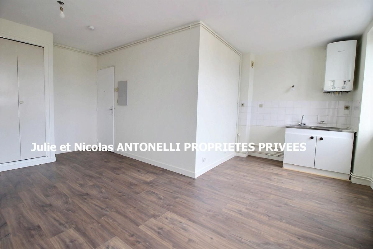 SAINT JUST MALMONT 43240 EN PLEIN CENTRE DU VILLAGE IMMEUBLE composé de trois appartements de 35m2 chacun. TOUS LOUES