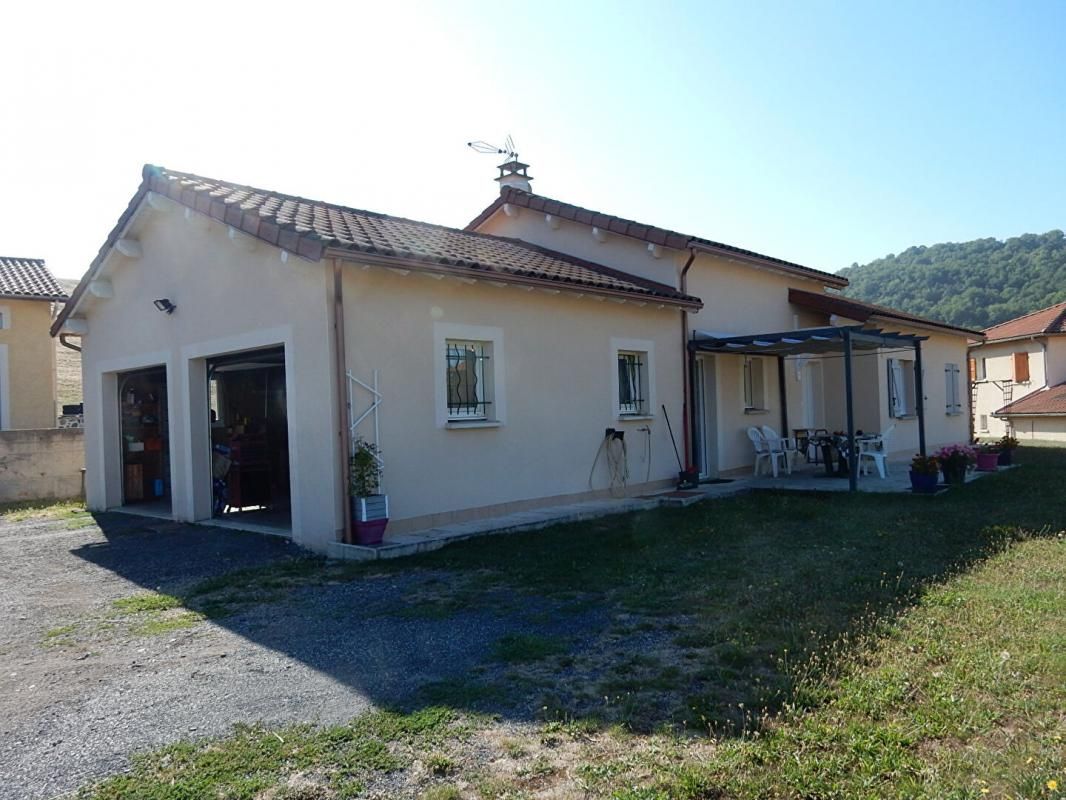 Saint-Germain-Laprade 43700  Maison individuelle plain-pied de 2005 88m² 3 chambres double garage sur 927 m² de terrain avec jardin