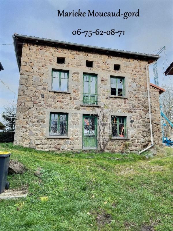 Ferme en pierre entièrement à rénover à 1 km du centre sur 1 hectare de terrain