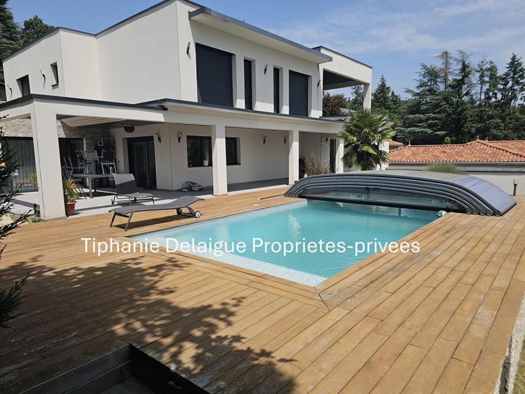 Plein soleil à l'Etrat 42580 Villa contemporaine 328m² 7 chambres grand garage sur 1328m² de terrain avec PISCINE