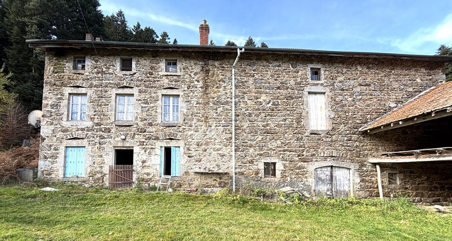 A 5mn de SAINT ANTHEME, à la campagne. Ferme en pierre à rénover sur 2300m² de terrain