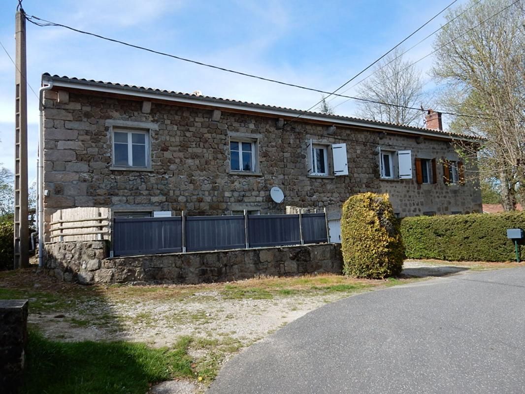 Raucoules 43290 ancien corps de ferme composé de deux logements de type F3 de 60 et 63 m² habitables plus 10 pièces en dépendances et garage, caves, abri sur 1851 m² de terrain