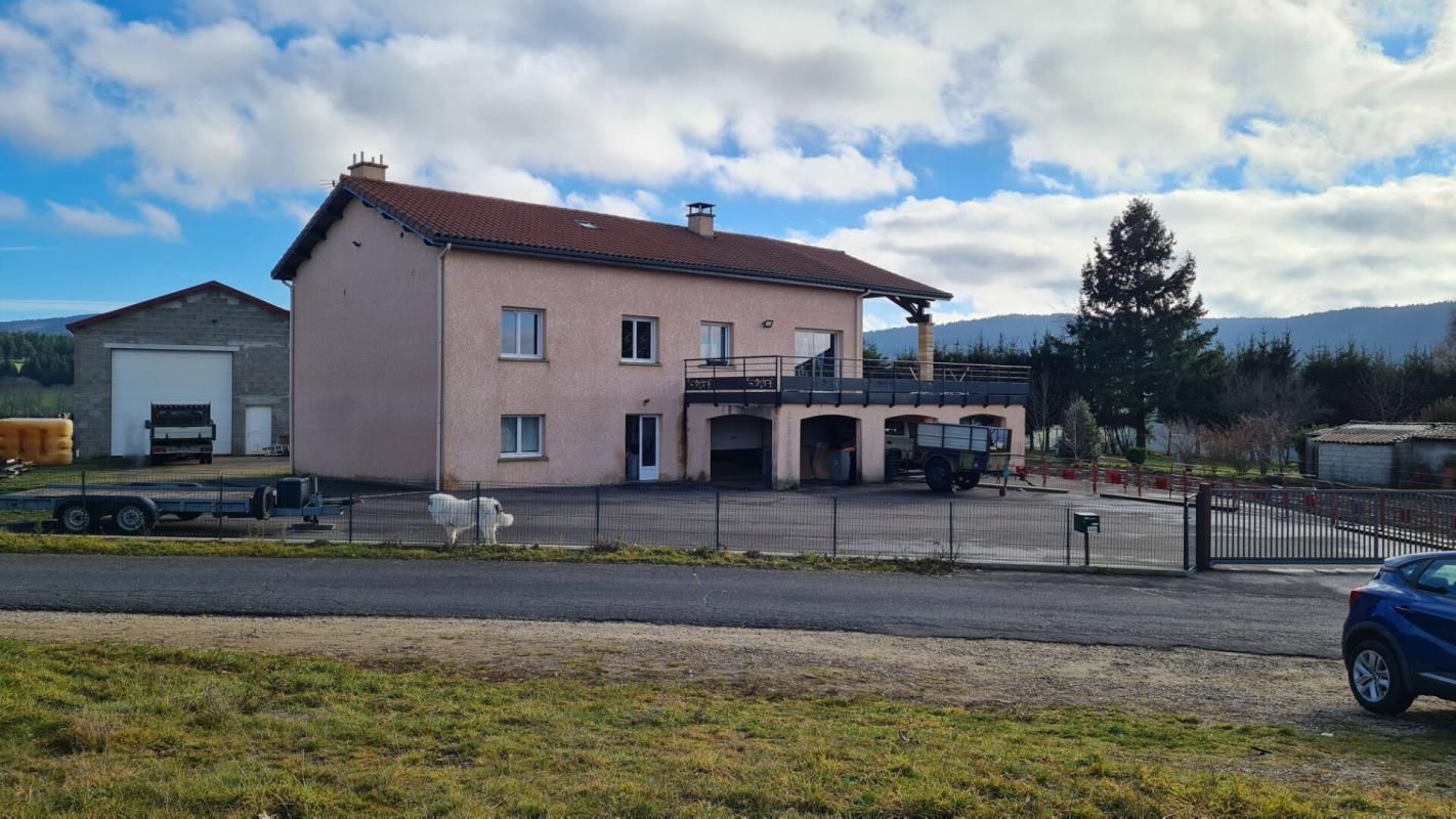 Entre Riotord 43220 et Marlhes 42660 maison sur sous-sol complet 175m² habitables 3/4 chambres sur 2643m² de terrain avec entrepôt indépendant de 160m² idéal pour un artisan