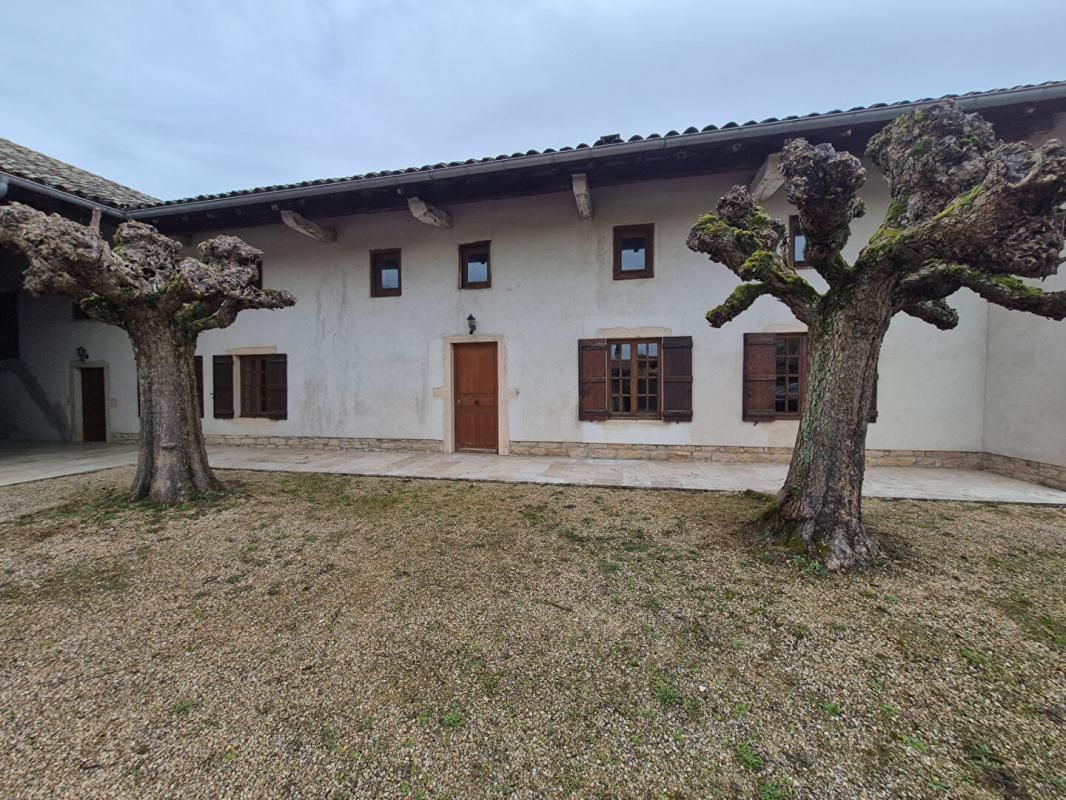 Maison Grieges 14 pièce(s) 295 m2