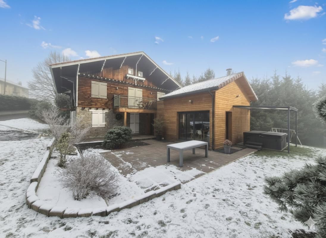 En exclusivité Saint Genest Malifaux 42660 maison type chalet exposé Sud entièrement rénové entre 2016 et 2017 plus extension de 2017 150m² habitables 3 chambres sur 1876m² de terrain