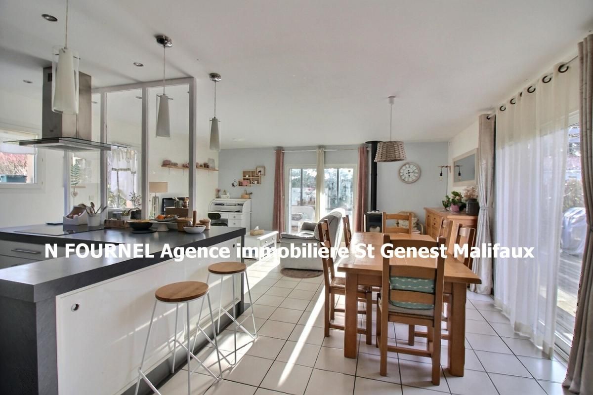 EN EXCLUSIVITE SAINT ROMAIN LES ATHEUX 42660 maison contemporaine en demi-niveaux 89m² habitables 3 chambres sur 970m² de terrain