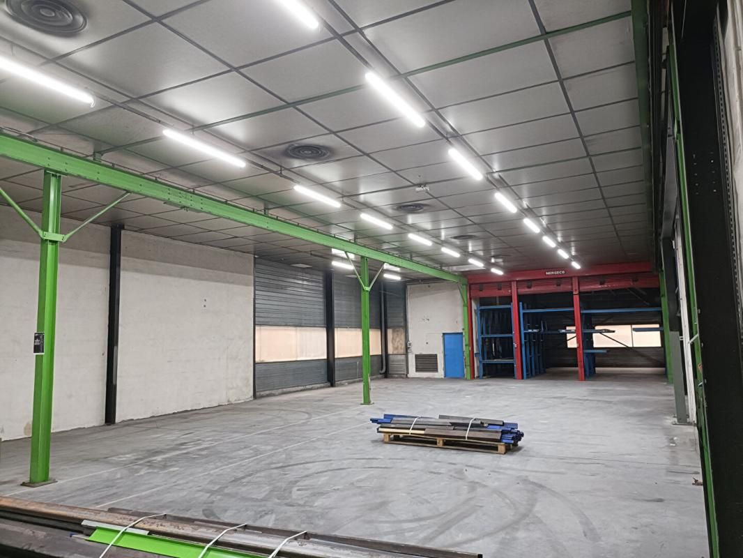 Dunières 43220 1170m² de locaux d'activité comprenant des bureaux, un bâtiment industriel et des locaux à usage de stockage