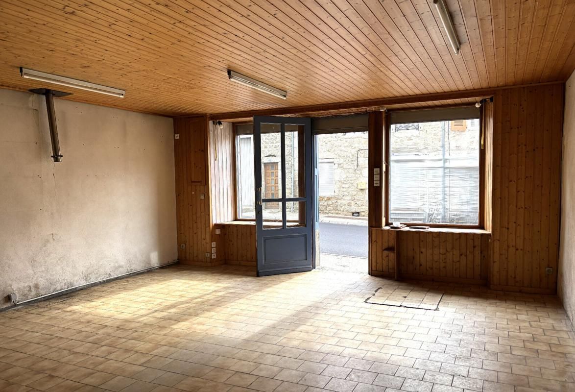 Saint Anthème 63660 immeuble sur trois niveaux plus combles 180 m²