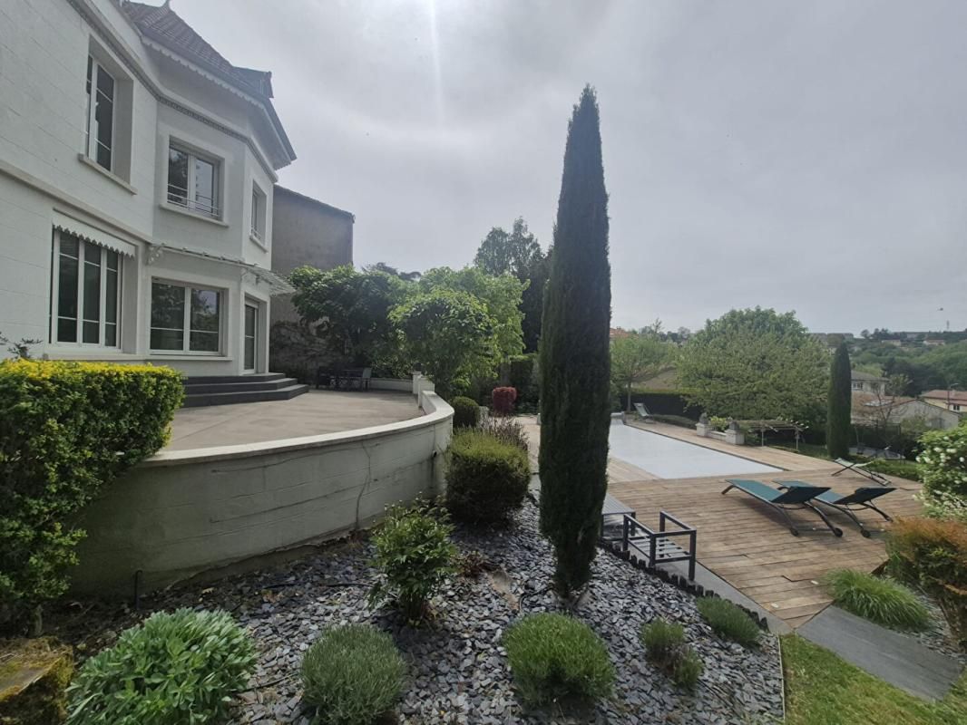Saint Etienne maison de Maître de 275 m² 5 chambres, avec piscine, dépendance et carport sur 1900m² de terrain