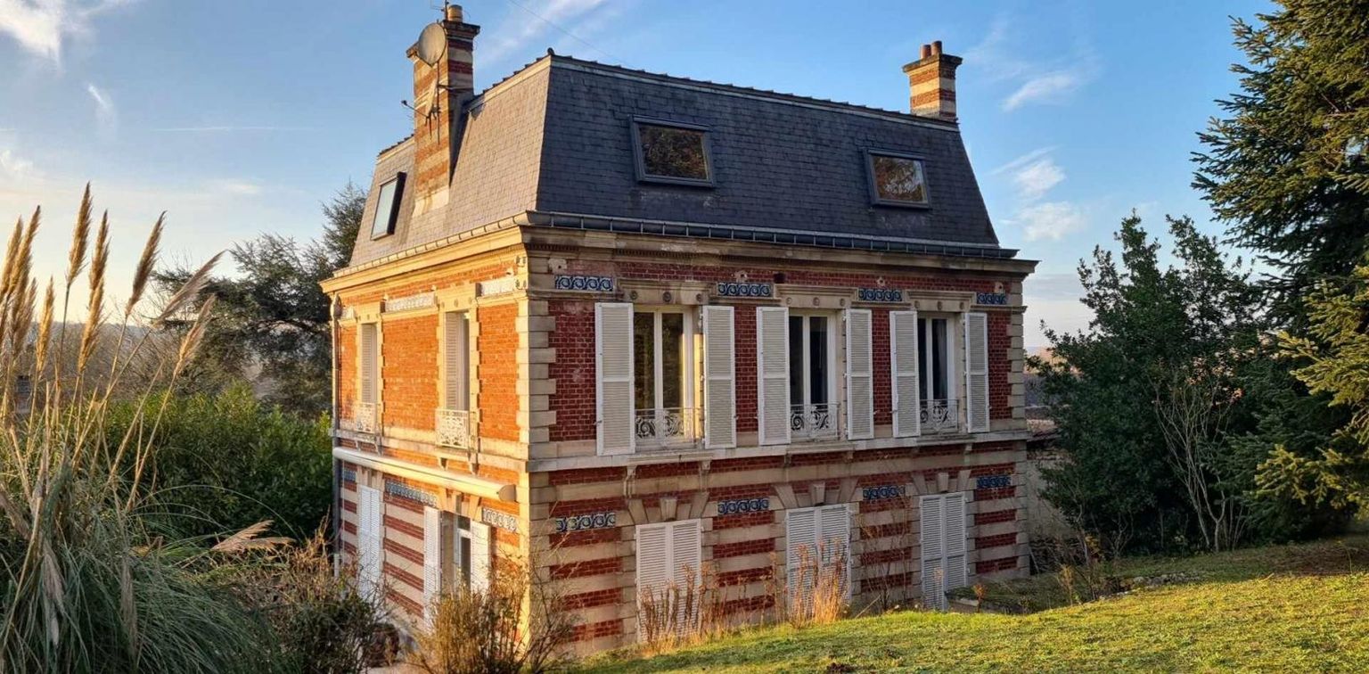 Chaumont en Vexin - Maison de Maître du 19ème de 210 m2 - 4 chambres - un ascenseur qui permet accéder à tous les étages - cave et bâtiments - sur 2.957 m2 de parc arboré - Prix : 579.990