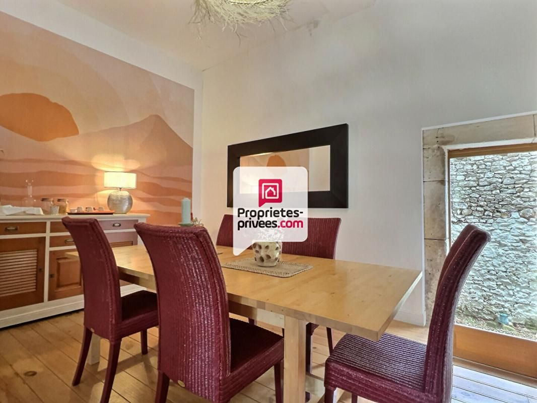 Maison de bourg T5/6 entièrement rénovée avec 4 ch. et jardin près de sa rivière sur ST-PIERRE-DE-COLE (24800)