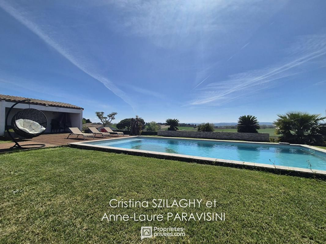 Grande maison de plain-pied avec garage et piscine