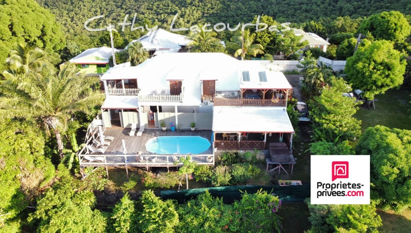 97125 BOUILLANTE - Villa comprenant 5 appartements vue mer et piscine