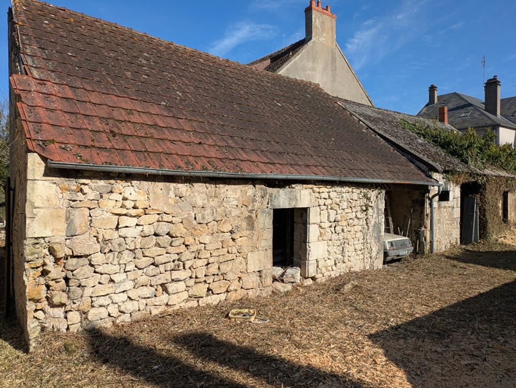 Maison La Charité à rénover avec jardin et garage