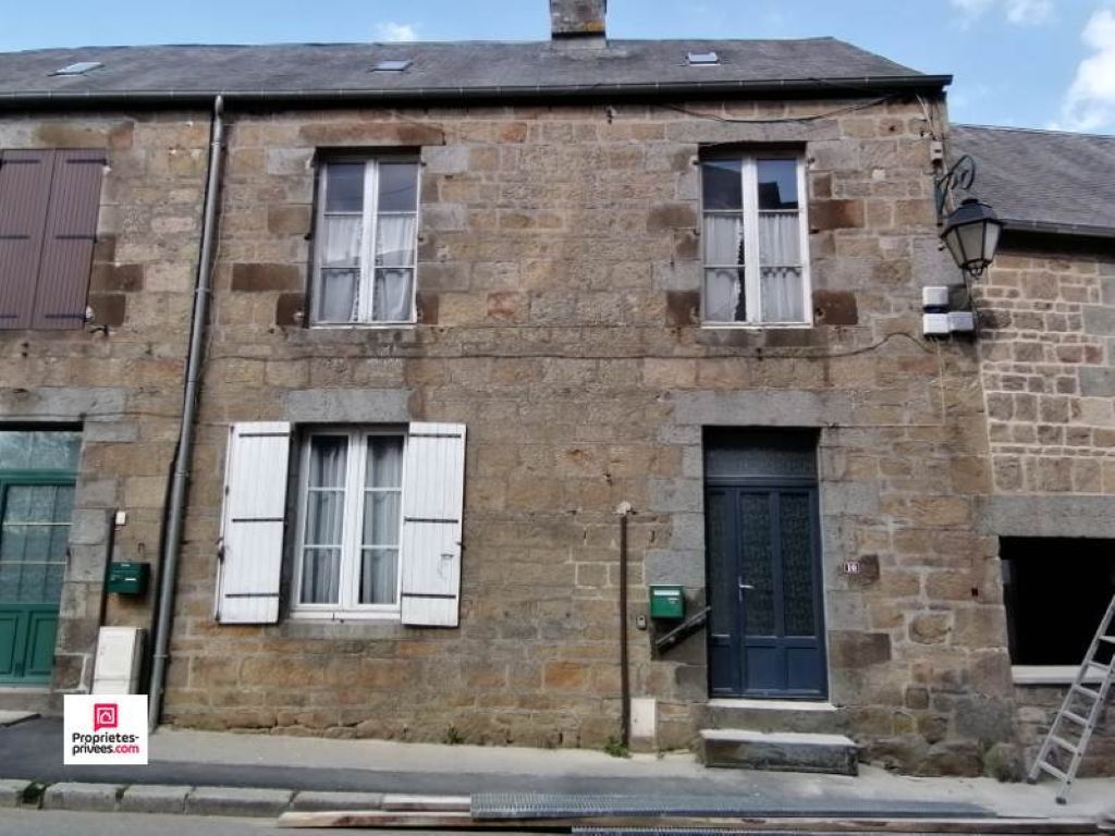 CARROUGES (61320) Maison de bourg, 4 pièces, 3 chambres , 75 m2 environ PRIX 48 990 honoraires 8,87% inclus à la charge de l'acquéreur, soit 45 000 hors honoraires