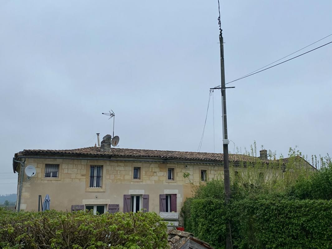 DOMAINE VITICOLE - Ferme sur son domaine en AOC Saint Emilion , 7 Ha