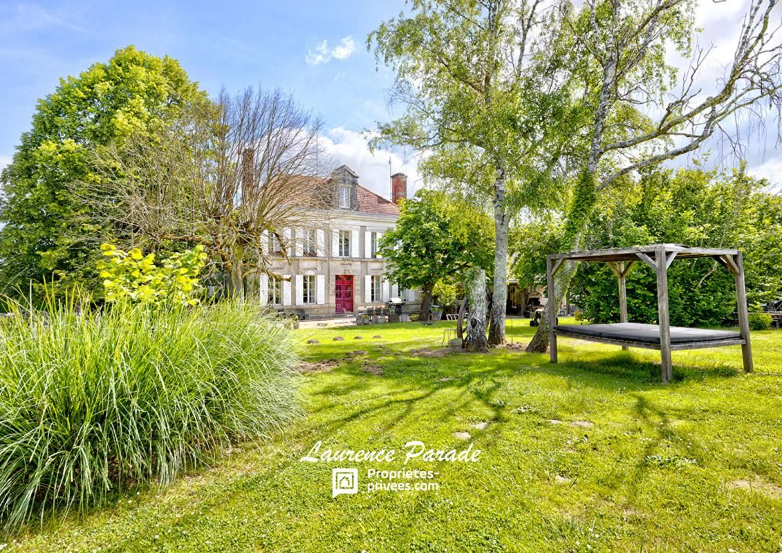 Maison de maitre et cinq gites piscine annexes parc