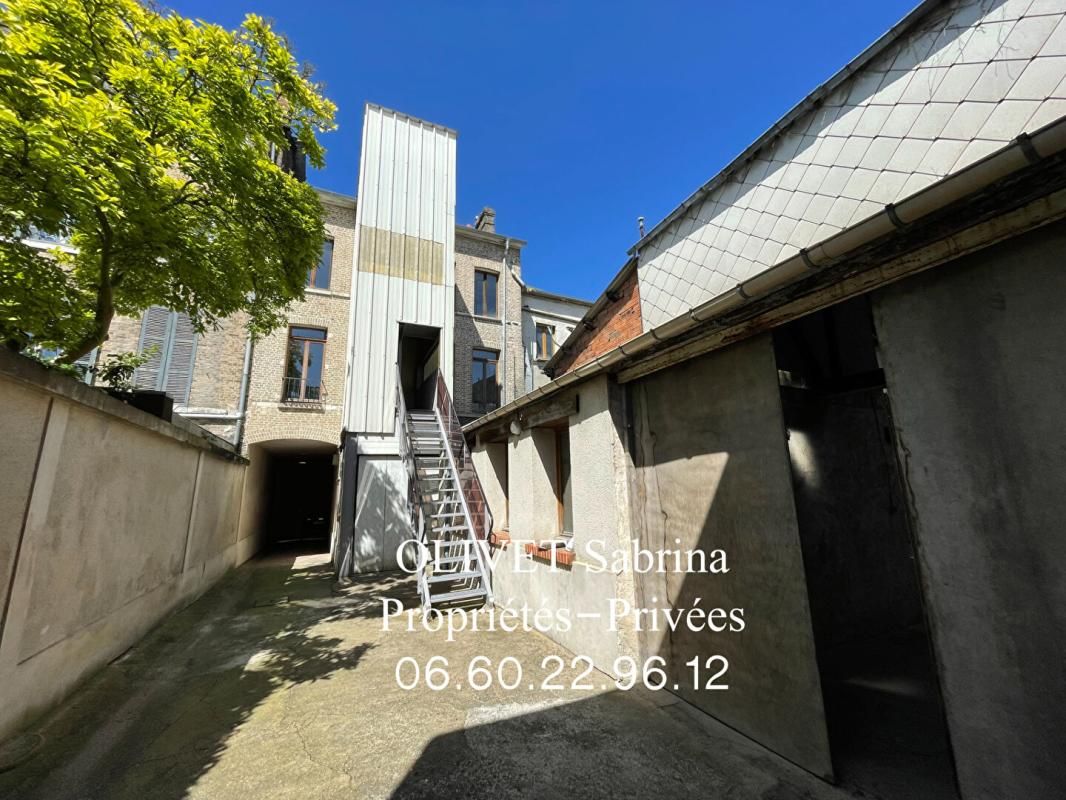 Immeuble - appartements - commerce -