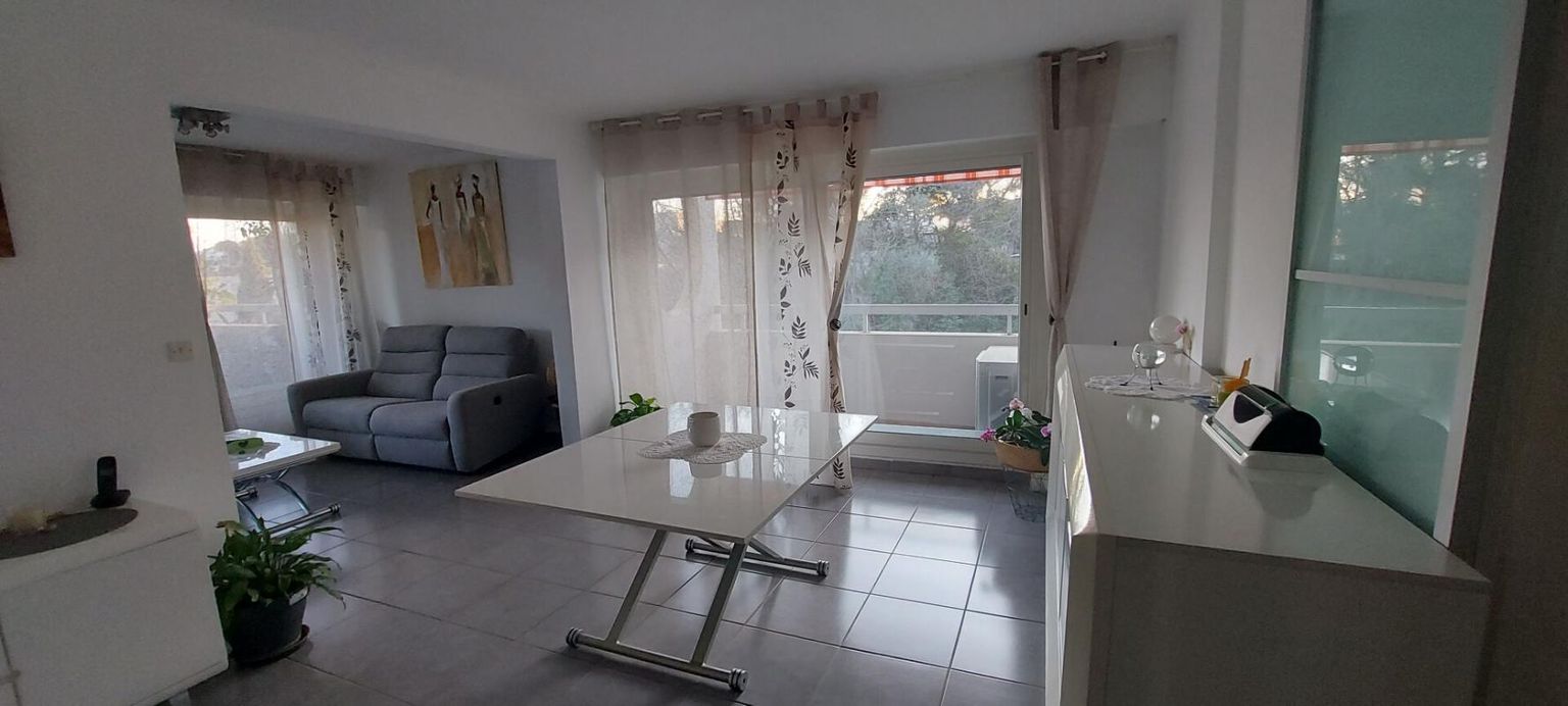 GARD. 30. NIMES. Appartement de standing de 5 pièces dans quartier Montaury