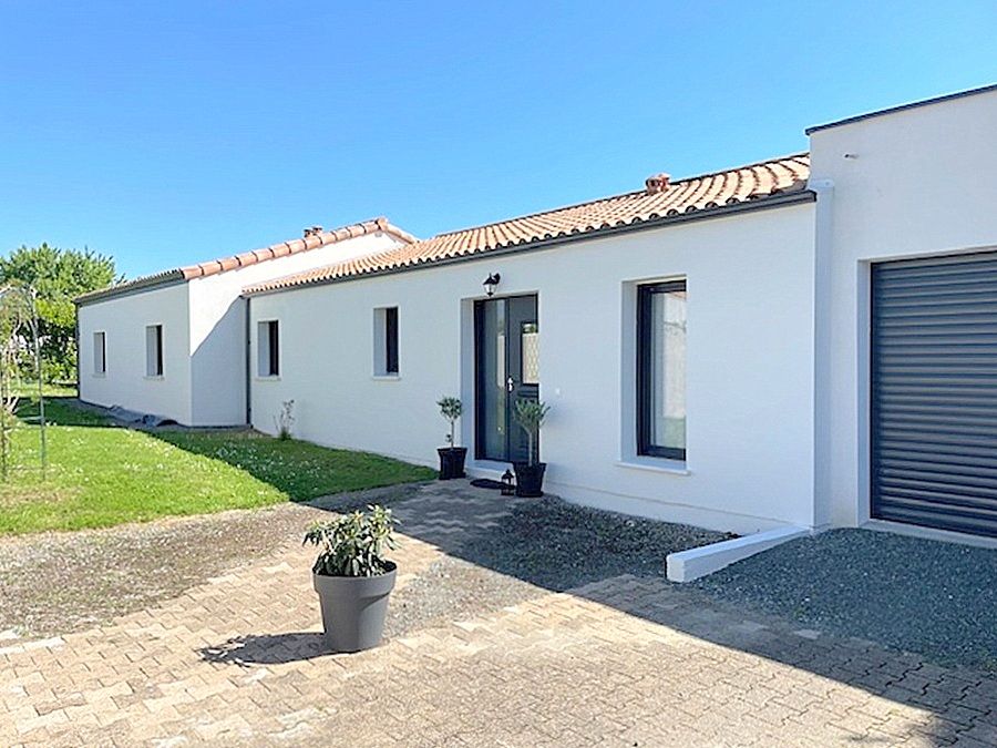 Villa de plain pied 171 m2, 4 chambres, bureau, garage, dépendance et jardin au calme