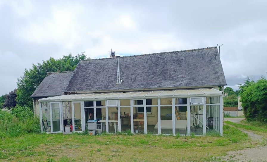 29530 Landeleau maison habitable mais à restaurer 2 chambres grande véranda dépendances