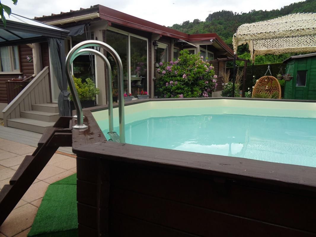 Beauzac(43), chalet de 70 m2 habitables, 2 chambres sur 700 m2 de terrain + piscine hors sol