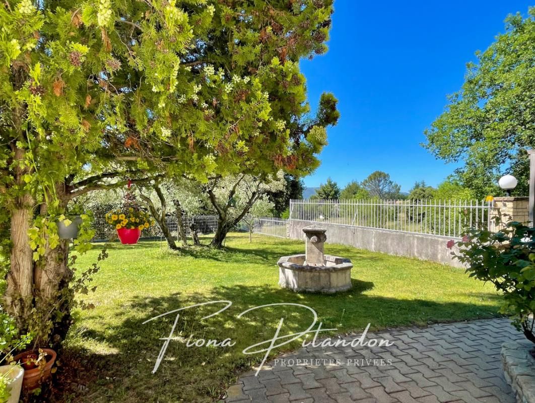 Villa lumineuse de charme sur plus de 2000m2 de terrain