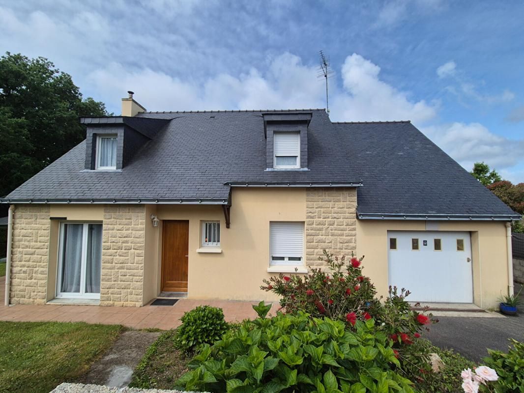 TRES BELLE MAISON CONTEMPORAINE de 121 m2 réalisée en 2005 dans le Morbihan (14 km de Lorient 25 min des plages)