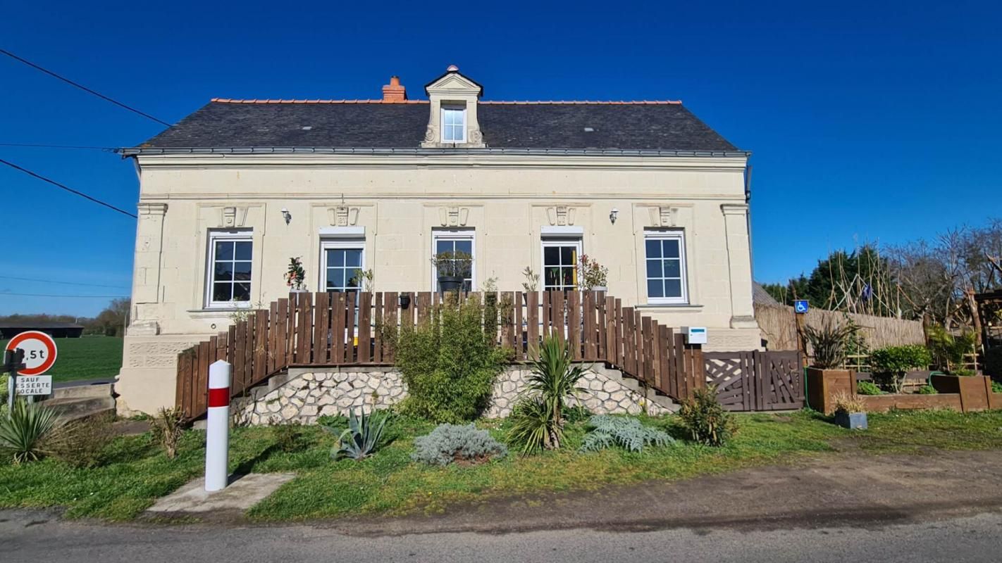 GENNES VAL DE LOIRE - MAISON ET BATIMENT COMMERCIAL LOUE