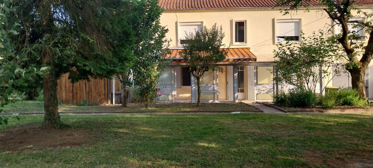 AGEN 47000 Immeuble 8 pièce(s) 218.71 m2