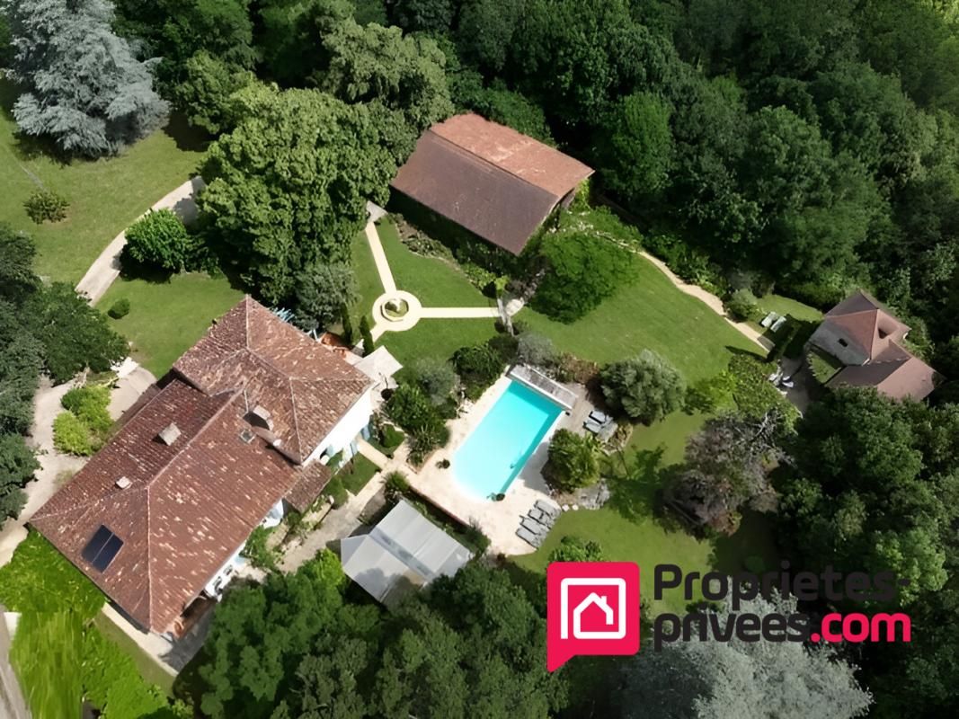 Ensemble Immobilier en pierre du 18ème - 14 pièce(s),431 m² (maison de Maître, Pigeonnier, Dépendances, Piscine) Parc 1,4ha