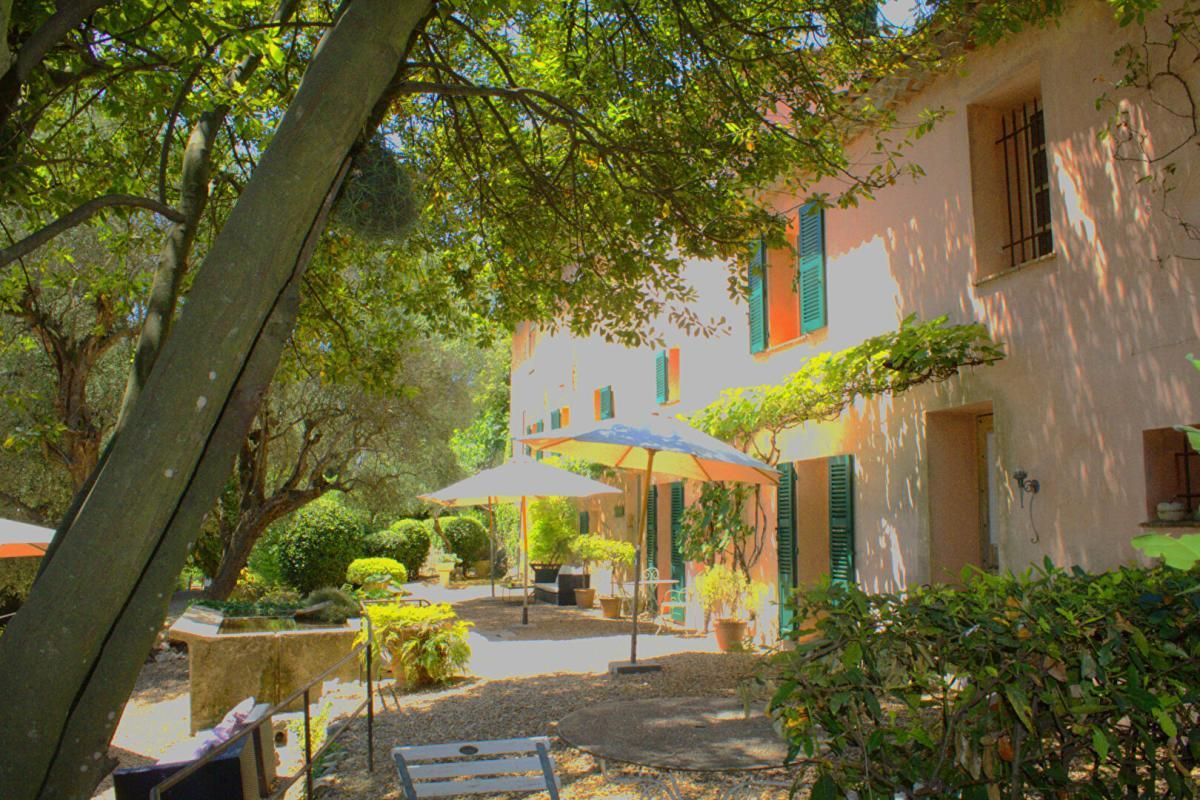 Mas du XVIIIème Siècle de 300 m² sur domaine de 15 000 m²