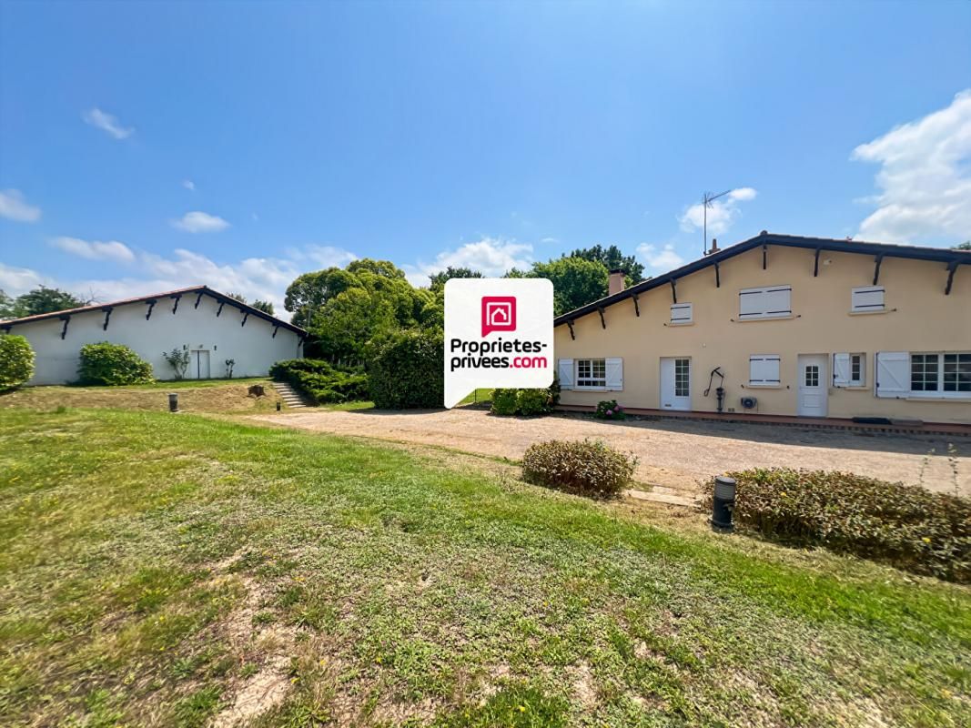 Propriété 4 logements - 17 hectares - piscine et dépendances