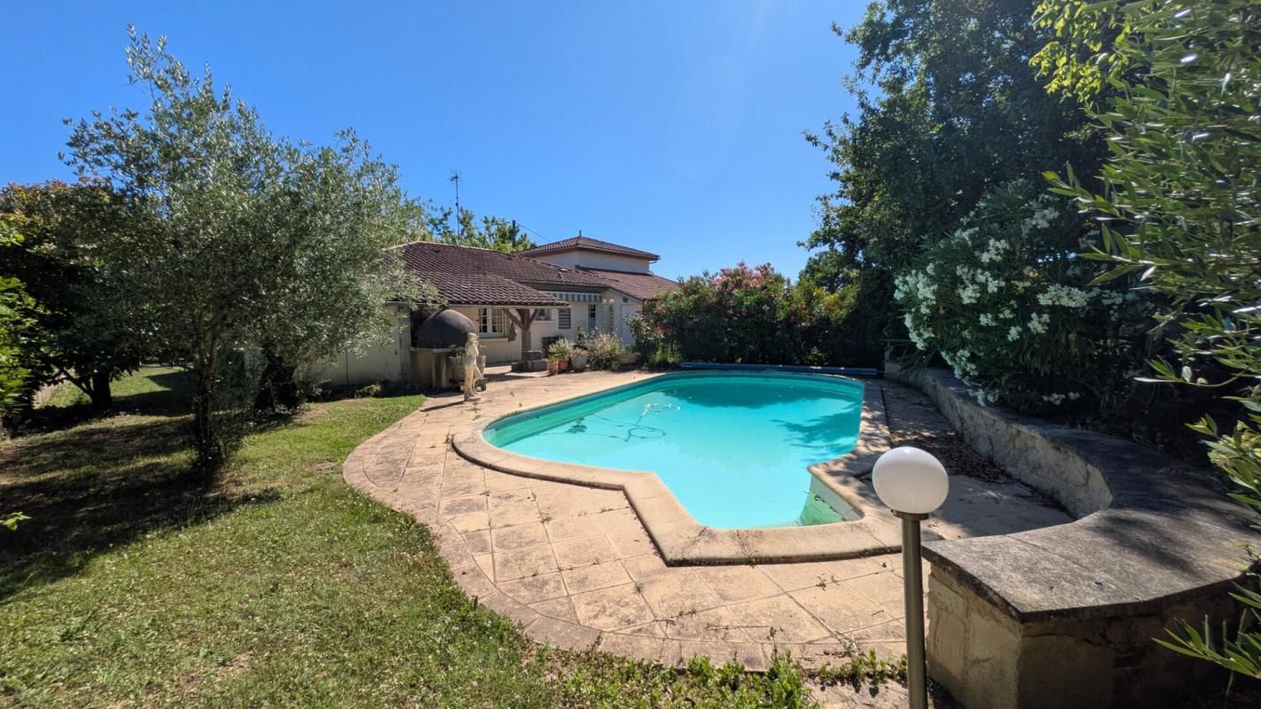 Maison de 148m² avec 4 chambres, piscine et dépendances