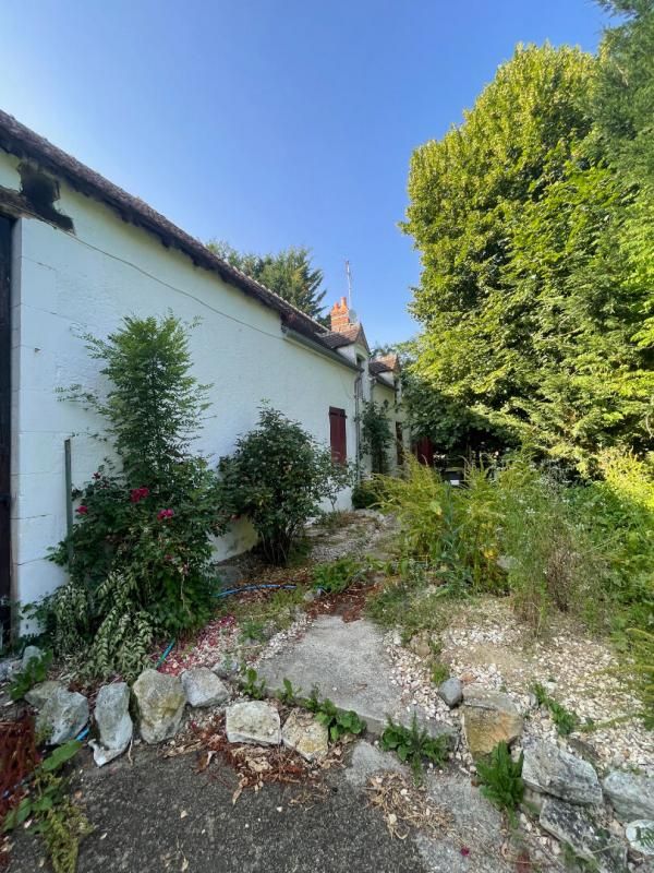 Charmante maison en pierre avec grand terrain constructible à Rezay 99 m2