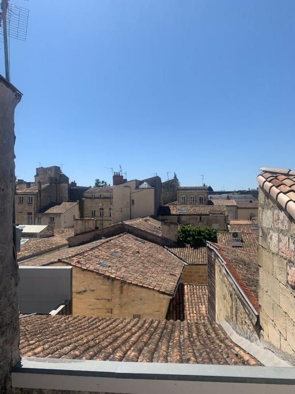 Bordeaux Gambetta Studio au  troisième et dernier étage dans un immeuble en pierre avec vu sur les toits